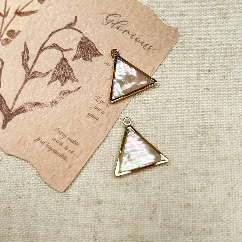 New!🆕[E155] Natural Shell Triangle Pendant