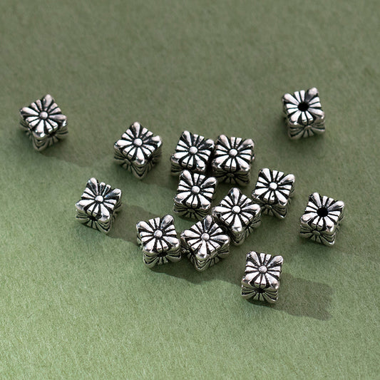 [E207] 4.5mm Alloy Ancient Silver Daisy Cube Charm